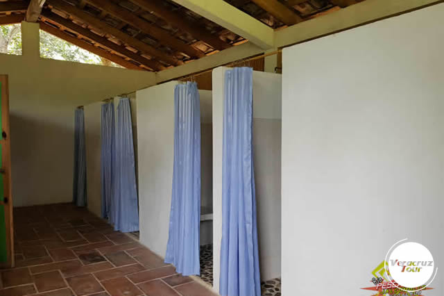 Interior de los baños y vestidores campamento Río Pescados, Jalcomulco Veracruz